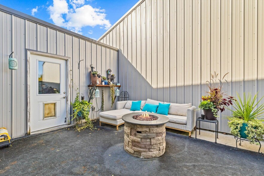 More Photos Of 558 Lucky Rd, Seymour Service For Sale