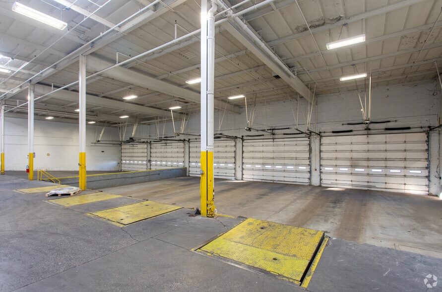 More Photos Of 7080 N Mccormick Blvd, Lincolnwood Warehouse For Lease