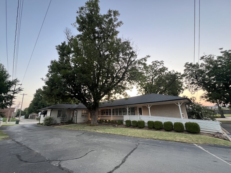 Primary Photo Of 26 E 9th St, Edmond Office For Lease