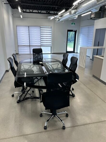 More Photos Of 2310 St Laurent Blvd, Ottawa Showroom For Lease