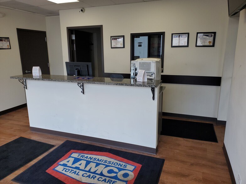 More Photos Of 1406 N Milwaukee Ave, Libertyville Auto Repair For Sale