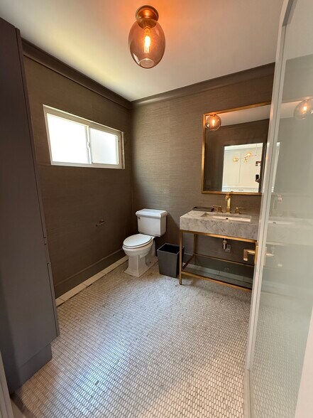 More Photos Of 733 10th St, Santa Monica Storefront Retail Office For Lease