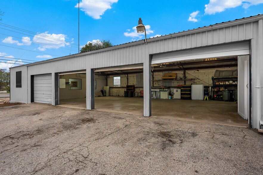 More Photos Of 2610 Memorial Blvd, Kerrville Industrial For Sale