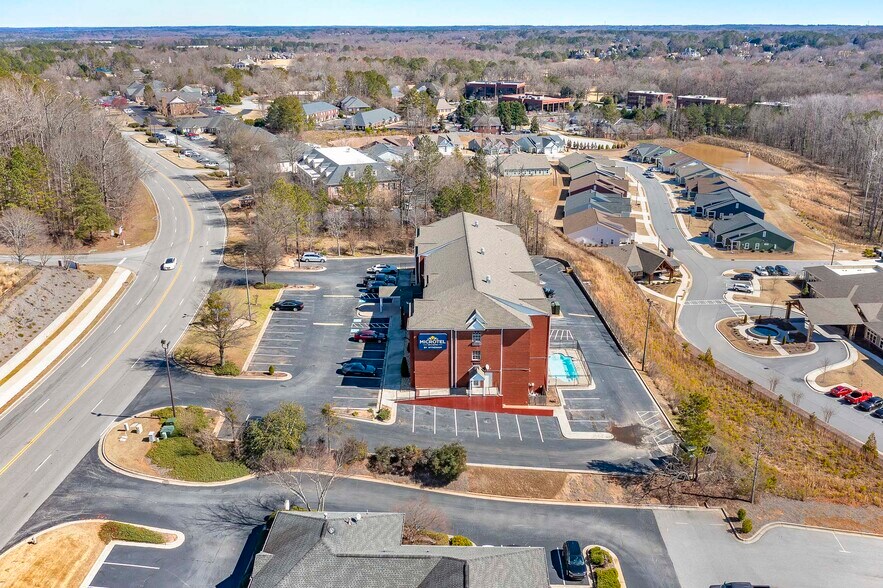 More Photos Of 195 Country Club Dr, Stockbridge Hotel For Sale