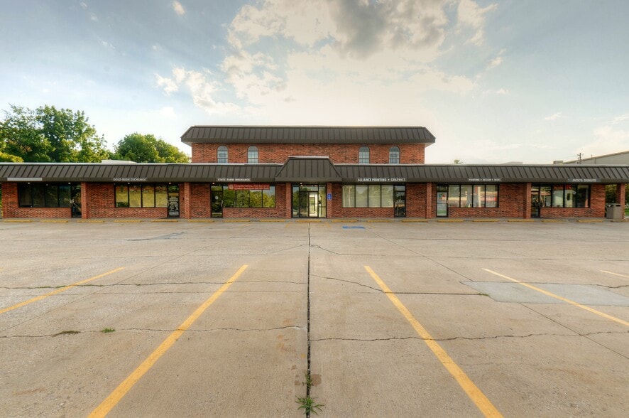 More Photos Of 2400 S Lee's Summit Rd, Independence Storefront Retail Office For Lease