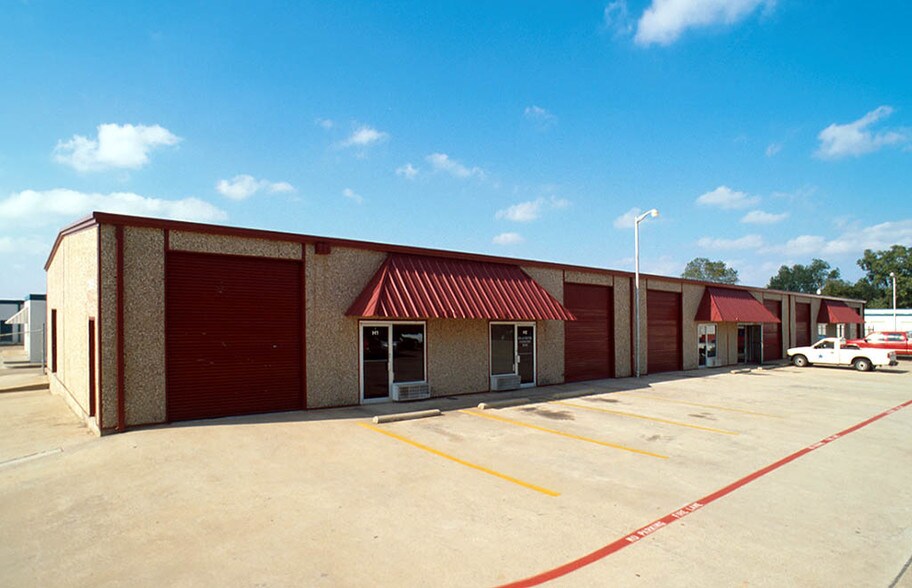 More Photos Of 2205 W Division St, Arlington Light Manufacturing For Lease