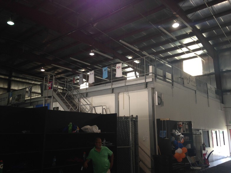 More Photos Of 901 N Batavia Ave, Batavia Showroom For Lease