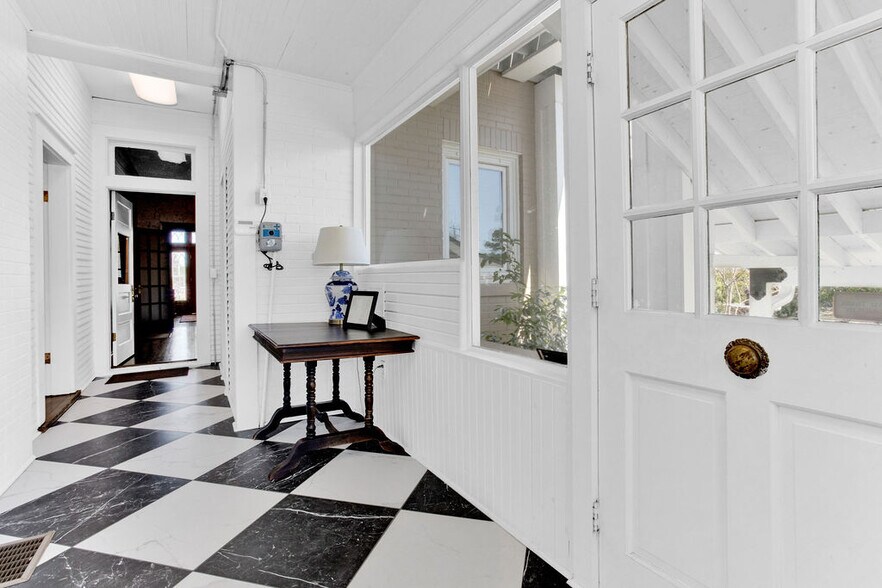 More Photos Of 313 E Charnwood St, Tyler Office For Lease