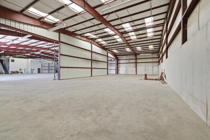 More Photos Of 1400 Orange St, Rosamond Warehouse For Lease