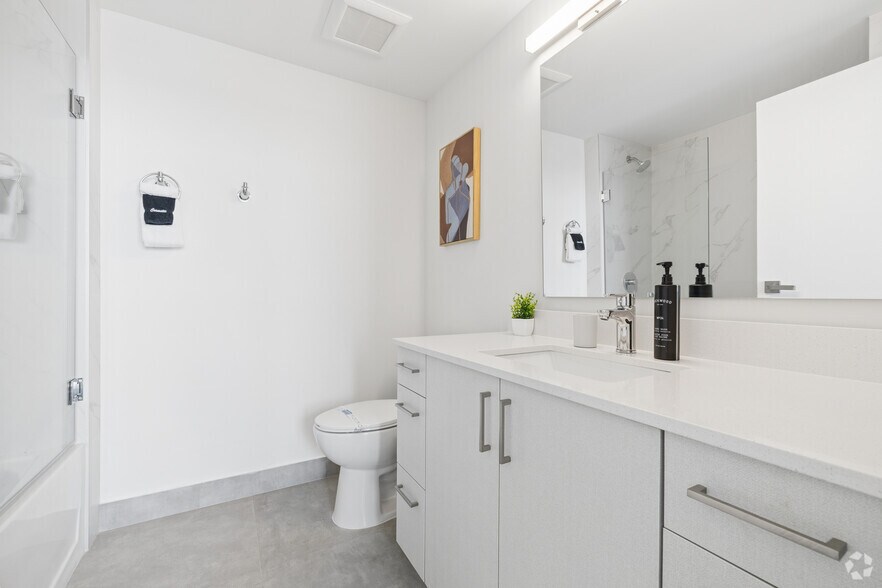 More Photos Of 1025 E 25th St, Hialeah Coworking Space