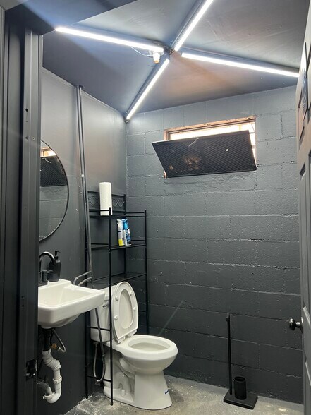 More Photos Of 7129-7133 Vineland Ave, North Hollywood Warehouse For Sale