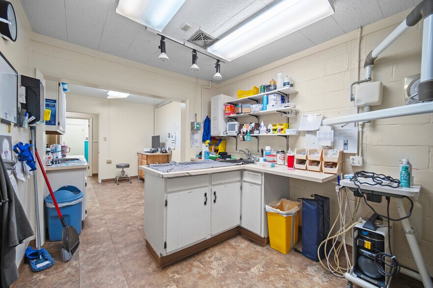 More Photos Of 5280 Edison Ave, Colorado Springs Veterinarian Kennel For Sale