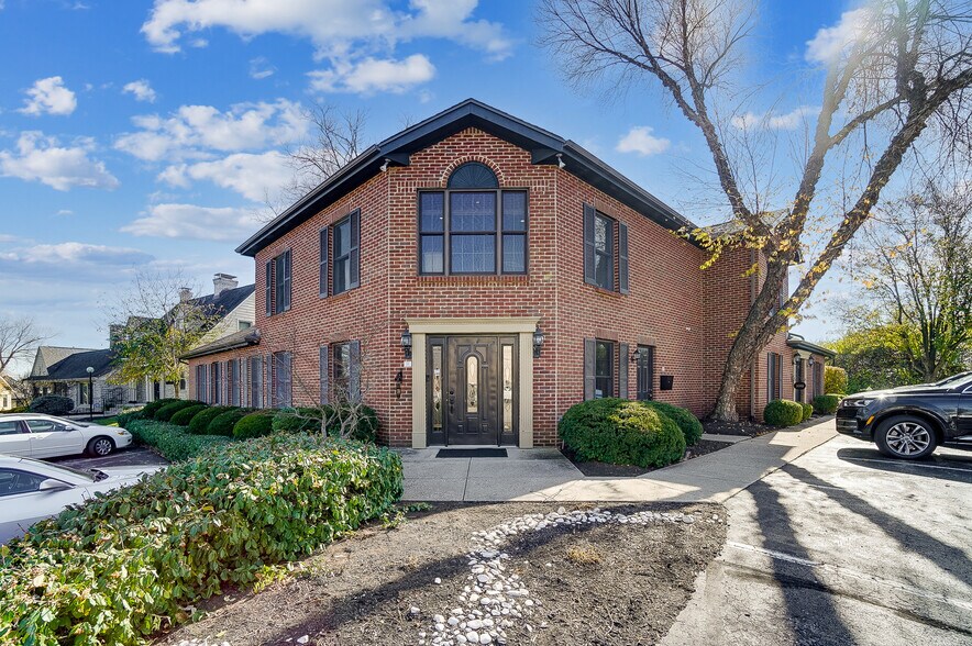 More Photos Of 830 E Franklin St, Centerville Medical For Sale