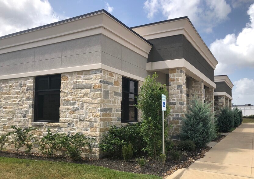 More Photos Of 633 E Fernhurst Dr, Katy Medical For Lease