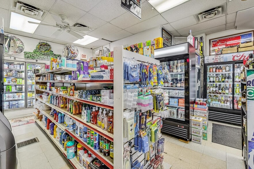 More Photos Of 3814 N Clark St, Chicago Storefront Retail Residential For Sale