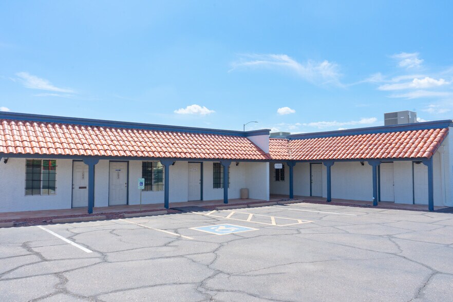 More Photos Of 3030 E Cactus Rd, Phoenix Office For Sale