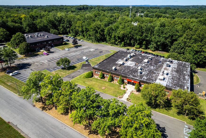 More Photos Of 40 Ramland Rd, Orangeburg Office For Lease