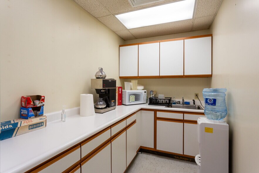 More Photos Of 710 4th St, Shenandoah Warehouse For Sale