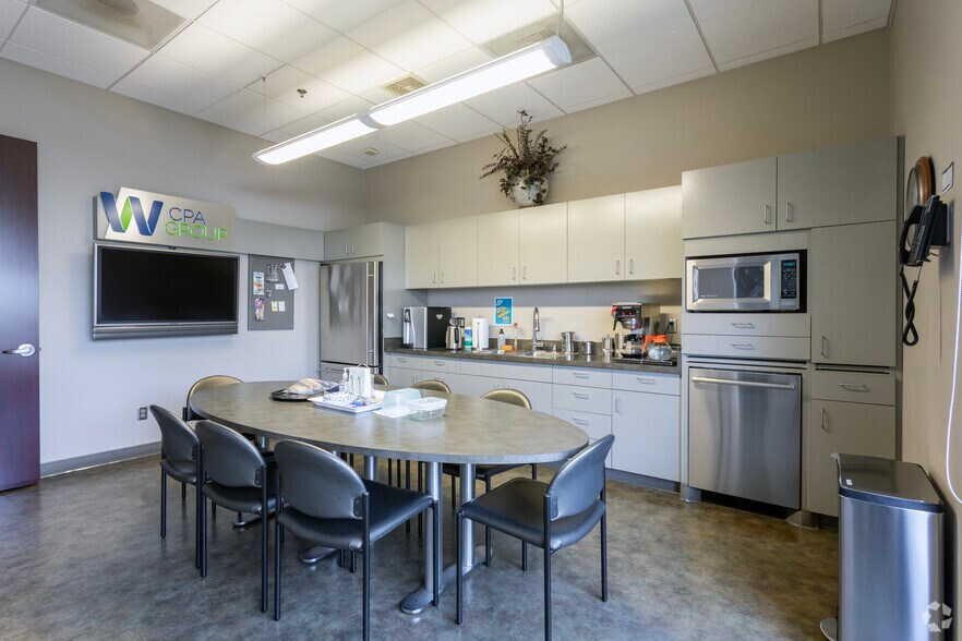 More Photos Of 7225 N 1st St, Fresno Office For Lease