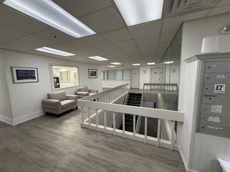 More Photos Of 1901 Raymond Dr, Northbrook Medical For Lease
