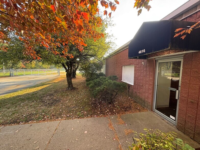 More Photos Of 4616 Enterprise Dr, Bartonville Industrial For Sale