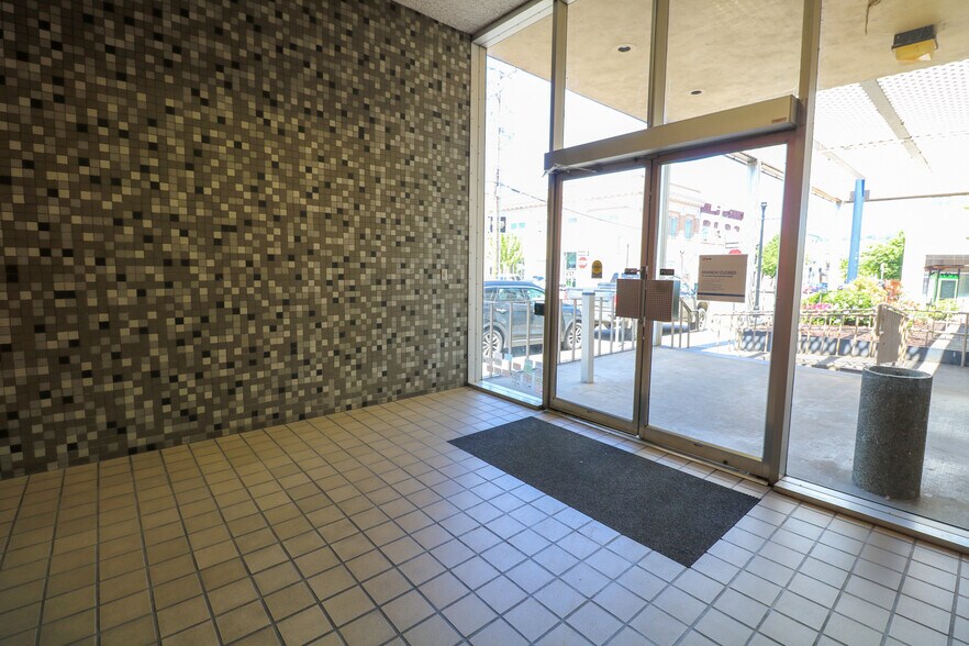 More Photos Of 619 SE Main St, Roseburg Bank For Lease