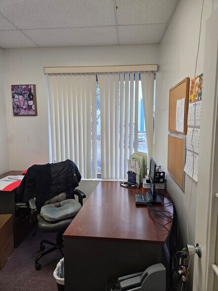More Photos Of 7810 Kingspointe Pky, Orlando Warehouse For Lease