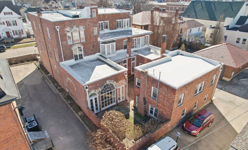 More Photos Of 118 S Walnut St, Troy Showroom For Sale