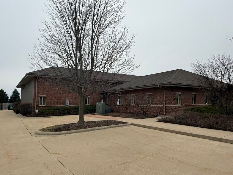 More Photos Of 90 Templeton Dr, Oswego Warehouse For Lease