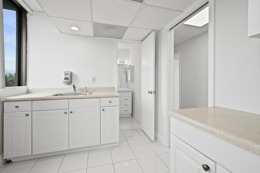 More Photos Of 4322-4334 E Tradewinds Ave, Lauderdale-by-the-Sea Loft Creative Space For Lease
