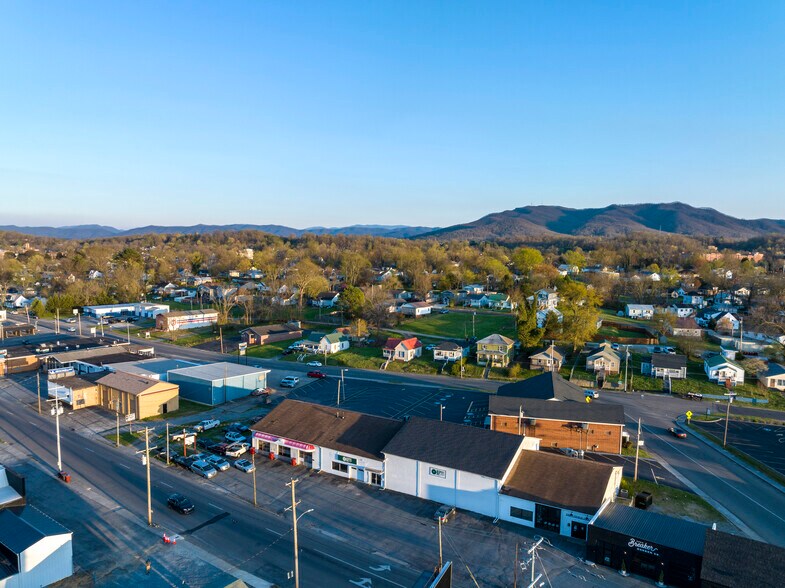 More Photos Of 525 W Market St, Johnson City Flex For Lease