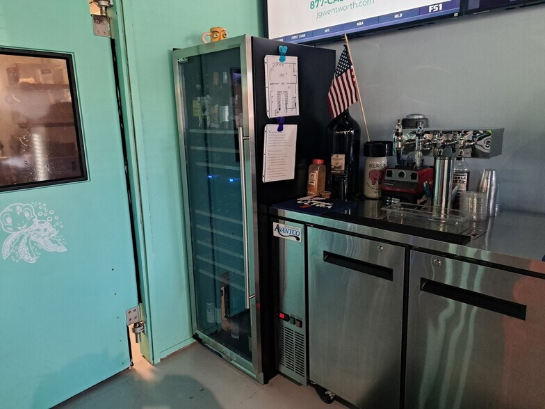 More Photos Of 1764-1868 NE Jensen Beach Blvd, Jensen Beach Bar For Lease