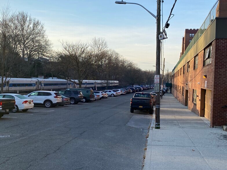 More Photos Of 20 Grayrock Rd, Scarsdale Light Manufacturing For Sale