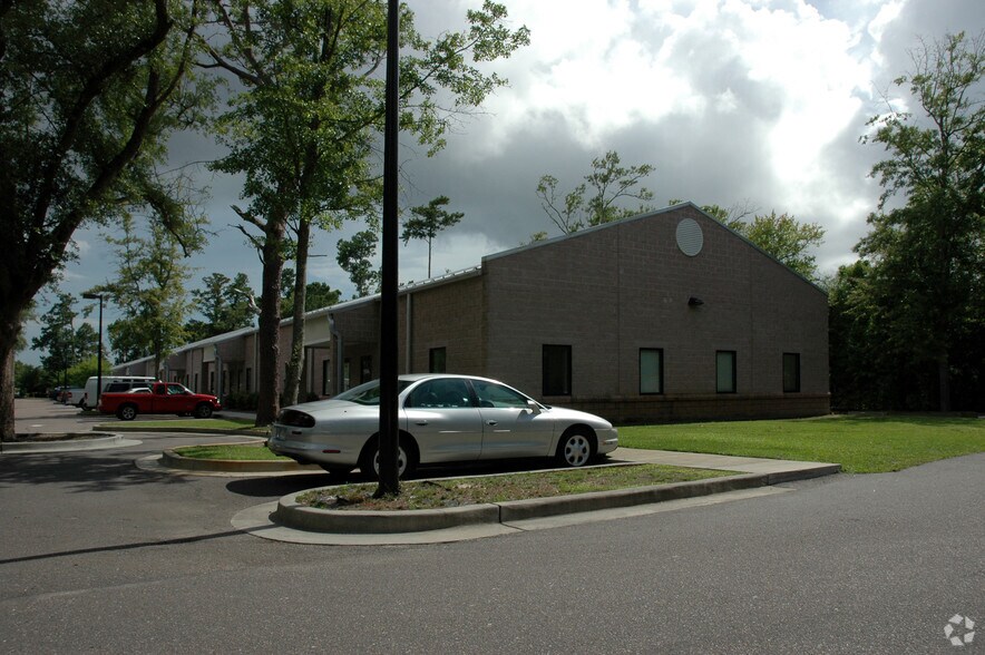 More Photos Of 612 Johnnie Dodds Blvd, Mount Pleasant Light Distribution For Lease