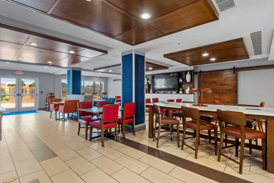 More Photos Of 8405 E 102nd St S, Tulsa Hotel For Sale