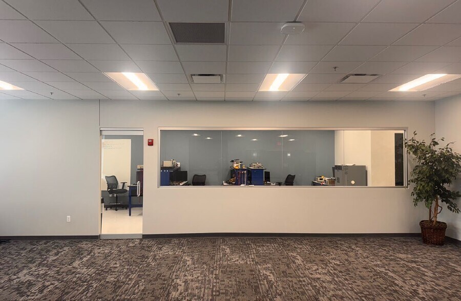 More Photos Of 900 N Squirrel Rd, Auburn Hills Office For Lease
