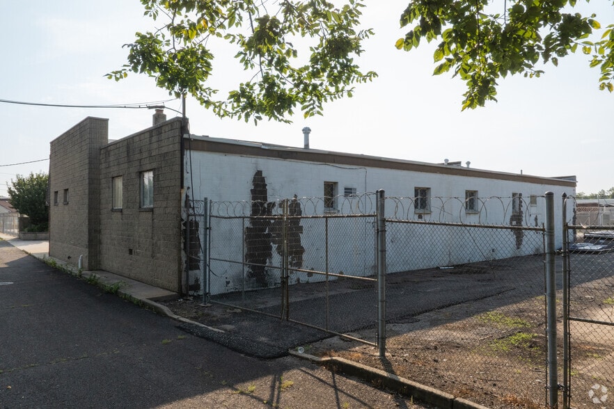 More Photos Of 806 W Broad St, Palmyra Flex For Sale
