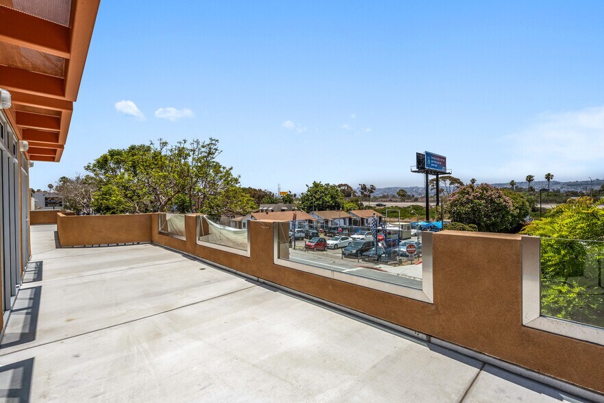 More Photos Of 165 W San Ysidro Blvd, San Ysidro General Retail For Sale