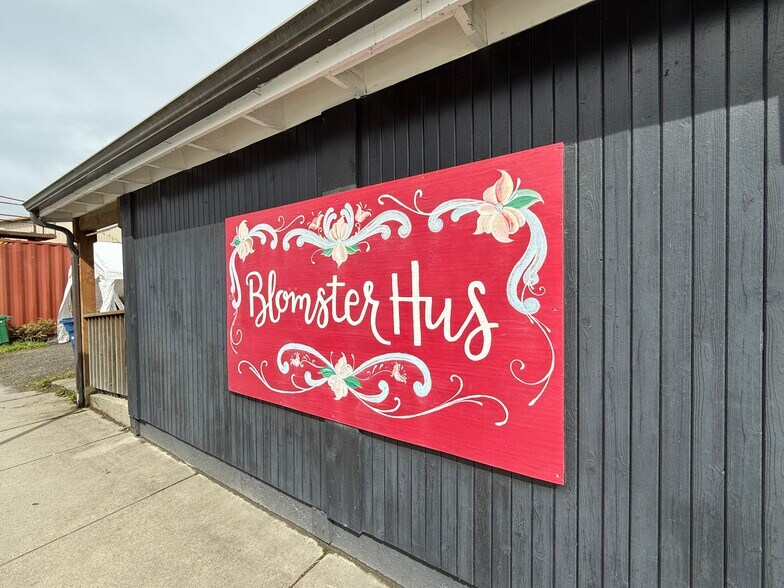 More Photos Of 307 N Nordic Dr, Petersburg Storefront For Sale