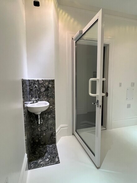 More Photos Of 3516 Sacramento St, San Francisco Storefront Retail Office For Lease