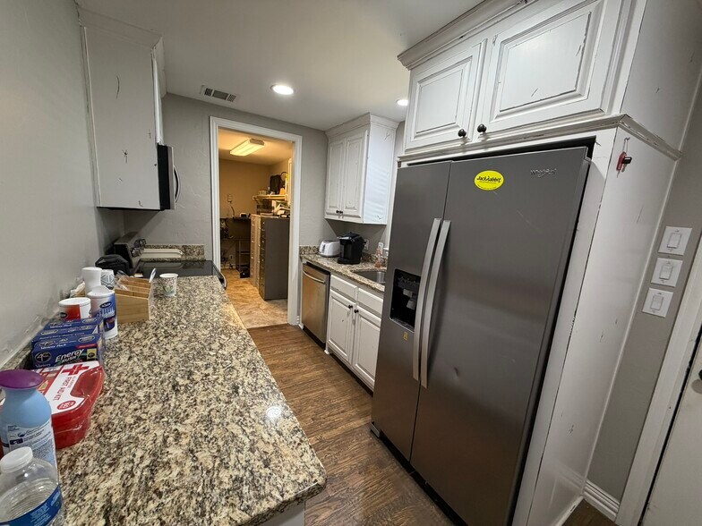More Photos Of 414 N Kealy Ave, Lewisville Office For Sale