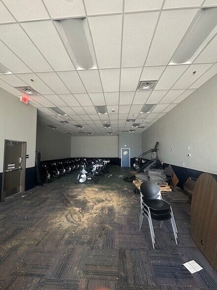 More Photos Of 10340 Sepulveda Blvd, Mission Hills General Retail For Lease