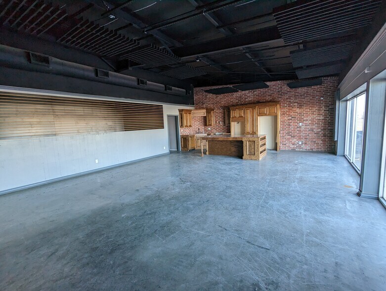 More Photos Of 714 E 2nd St, Odessa Flex For Lease