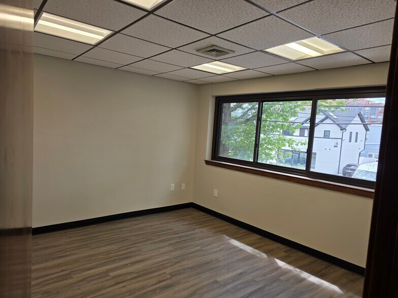 More Photos Of 98 Willis Ave, Mineola Office For Lease