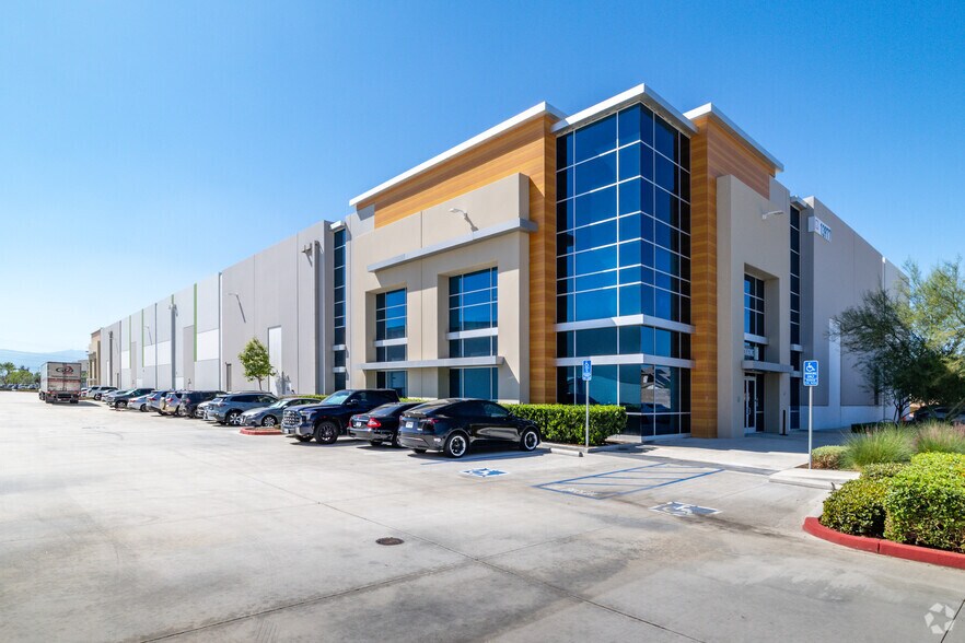 More Photos Of 13977 The Merge St, Eastvale Warehouse For Lease
