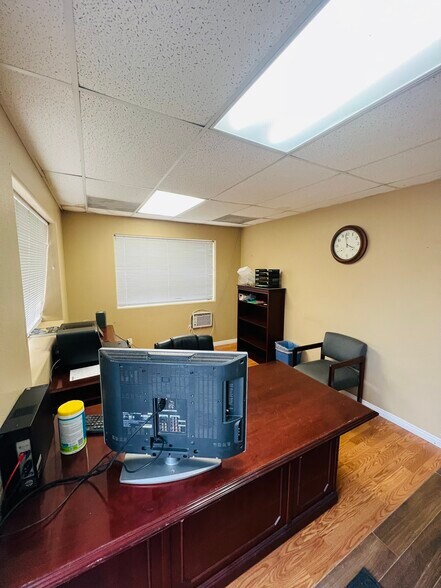 More Photos Of 590 N Main St, Leeds Manufacturing For Sale