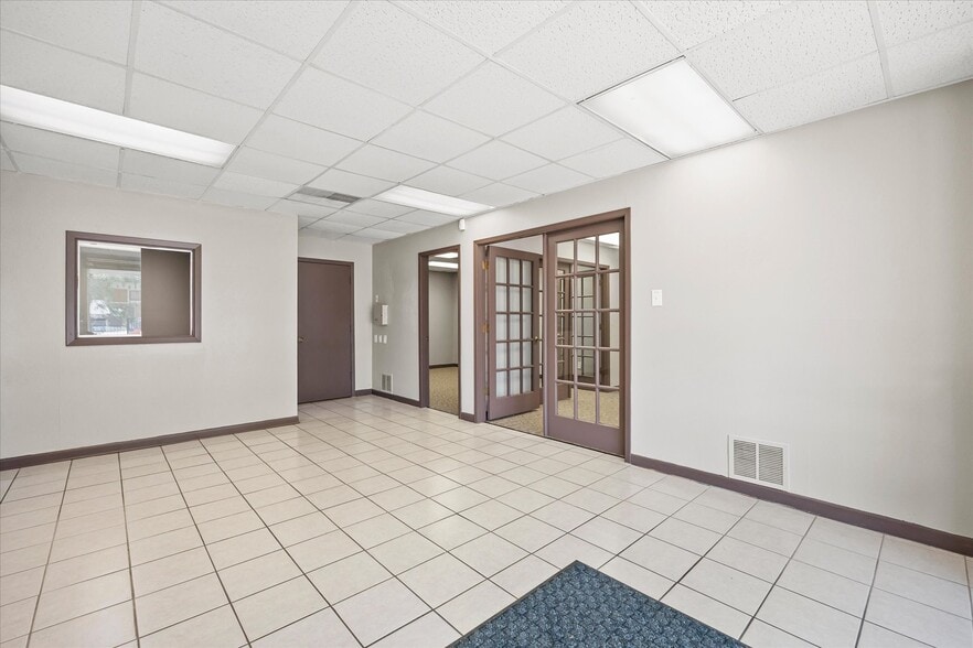 More Photos Of 905 E Broad St, Forney Manufacturing For Lease