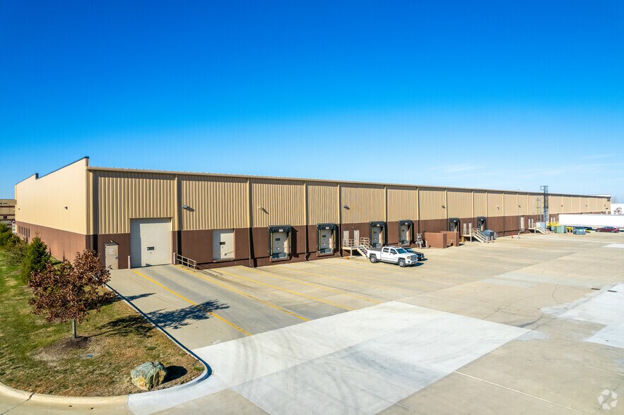 More Photos Of 1350 SE Gateway Dr, Grimes Distribution For Lease