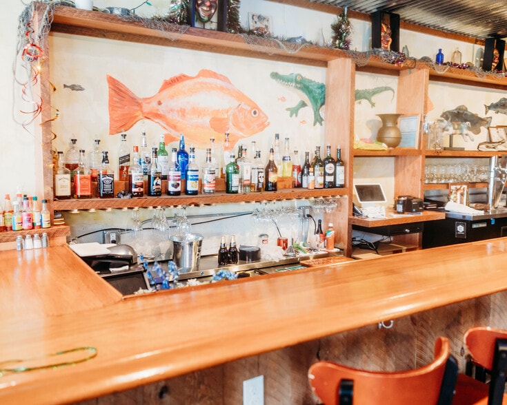 More Photos Of 221 Shaw St, New London Bar For Lease