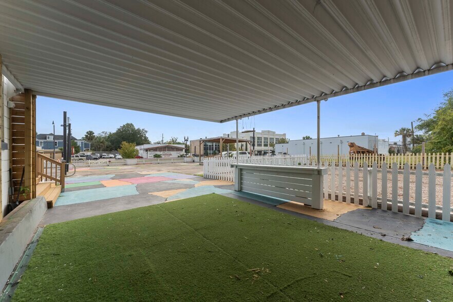 More Photos Of 1352 N Main St, Jacksonville Auto Dealership For Lease